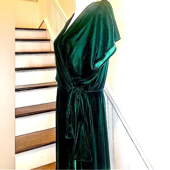 RALPH LAUREN Emerald Green Velvet Wrap Tie Waist Short Sleeve Gown Size 10 NWT - www.armafbd.com RALPH LAUREN Emerald Green Velvet Wrap Tie Waist Short Sleeve Gown Size 10 NWT - www.armafbd.com